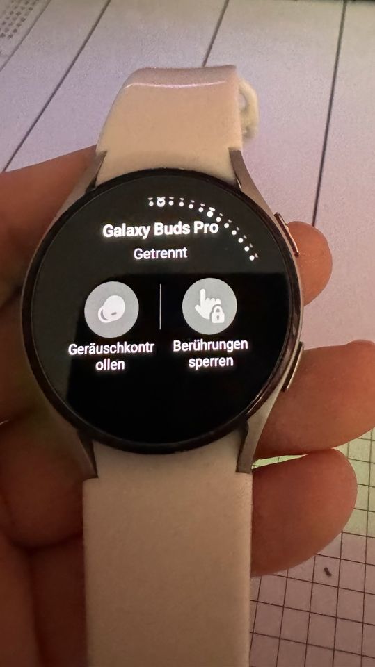 Galaxy Watch 4 mit vielen Armbändern in Berlin