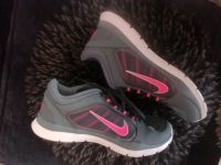 Nike Damen  Fitness Schuhe Sportschuhe Sneaker grau pink Gr.38 Nordrhein-Westfalen - Grevenbroich Vorschau