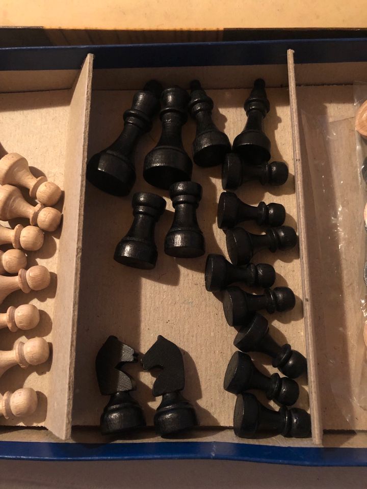 DDR Brettspiel Mühle Dame Schach Figuren aus Holz in Pössneck