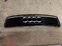 Audi A4 B6 Kühlergrill 8E0853651F mit Chrom Niedersachsen - Hagen Vorschau