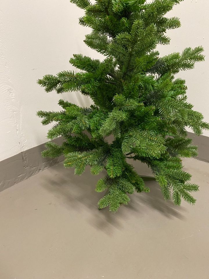Weihnachtsbaum aus Kunststoff Farbe Grün Höhe 1m in Hamburg