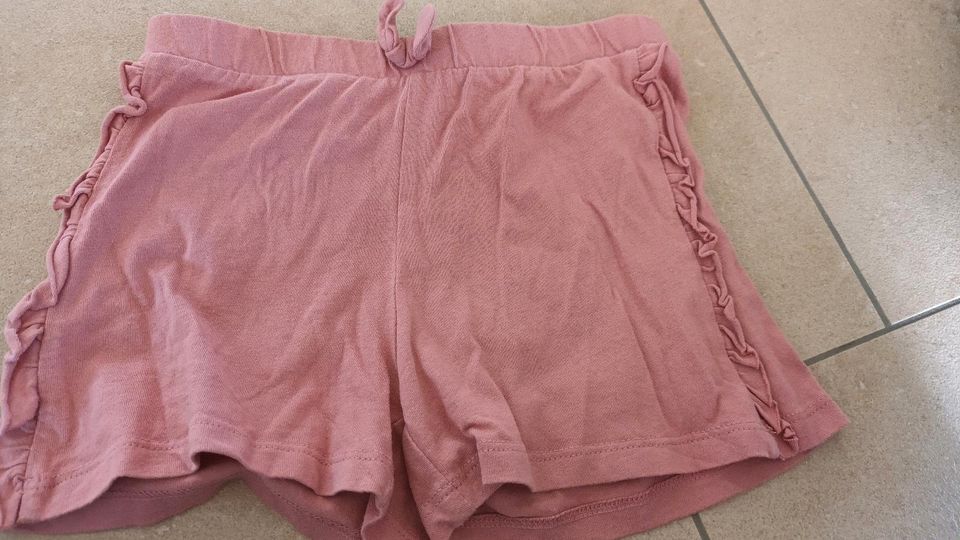 Neu! Shorts Größe 110/116 H&M kurze Hose Short in Niederwinkling