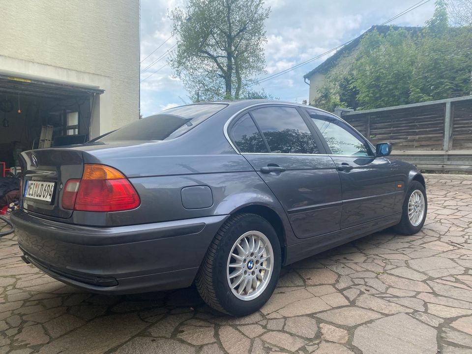 BMW 320i - in Radebeul