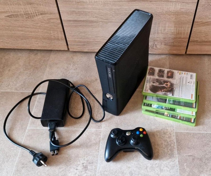 Xbox 360 slim 250GB mit OVP und Spiele in Feuchtwangen