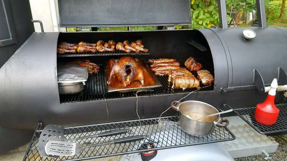 XXL 30 Zoll BBQ Smoker mieten Catering Party Event Grill Gastro in Burkau