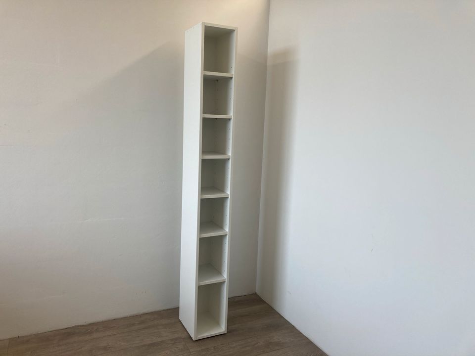 #A Bücherregal weiß Regal Hochschrank 202 cm Ikea Holz Wohnzimmer in Burgstädt