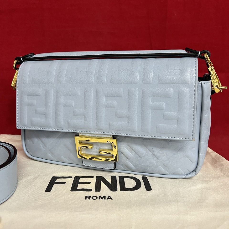 Fendi Baguette Medium Damen Umhängetasche Leder Babyblau / Gold in Berlin