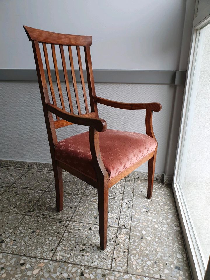 antiker Sessel aus Eichenholz, elegant und schlicht in Stuttgart