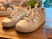 Adidas Sneaker – Größe 38 2/3 – Weiß mit schimmernden Streifen Baden-Württemberg - Weil am Rhein Vorschau