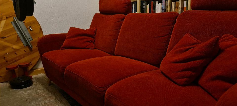 Sehr gepflegtes rotes Sofa in Detmold