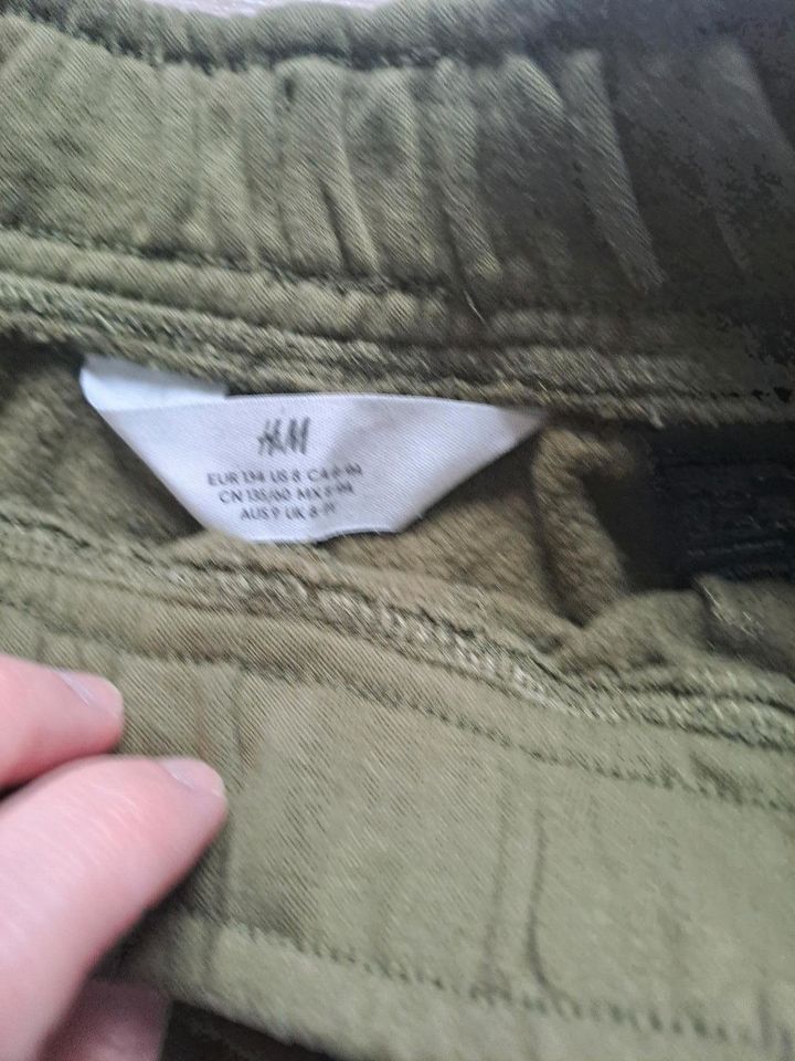 H&M Sweat-Cargohose kurz, khaki, Größe 134, sehr guter Zustand in Biebertal