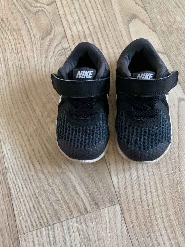 Süße Baby Nike Sneaker 21 in Bad Schwartau