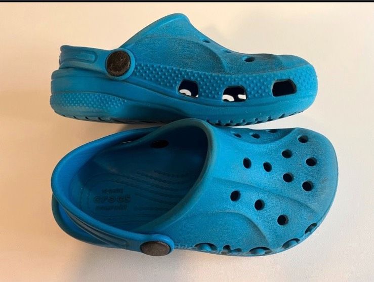 Crocs Badeschuhe C10 Größe 27-28 blau Kinderschuhe Hausschuhe ⭐️ in Rimpar