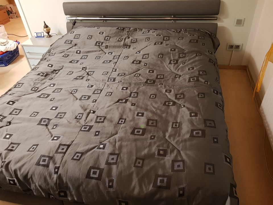 Gutes Doppelbett mit Bettkasten und Lattenrost mit Mechanik in München