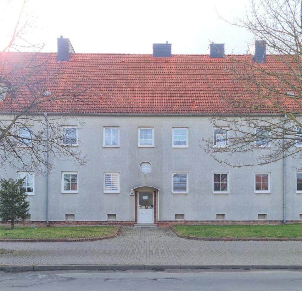 bezugsfreie 3-Raum Wohnung mit Stellplatz und Gartenpartie in Staßfurt in Staßfurt