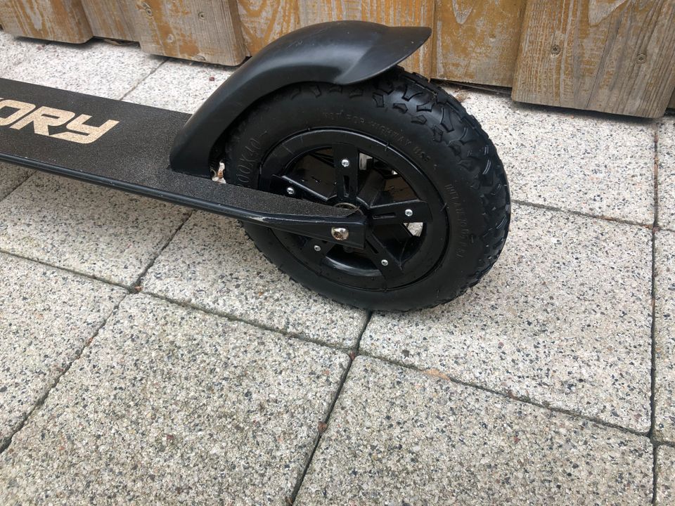 original STORY Scooter, schwarz mit Luftbereifung in Wedel