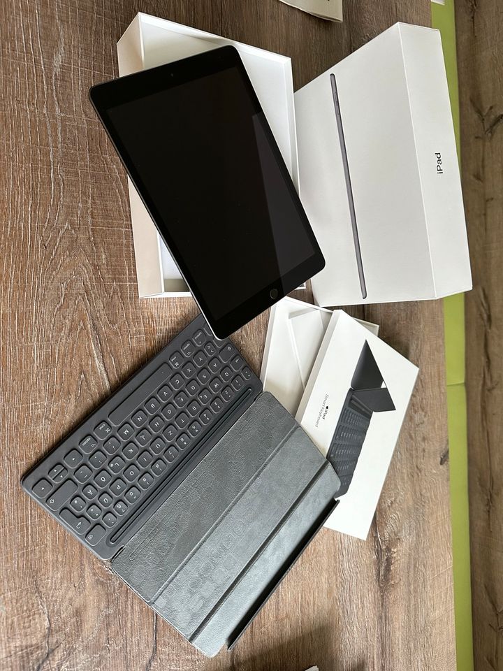 iPad (7 Generation) mit Original iPad Tastatur in Breitenbach 