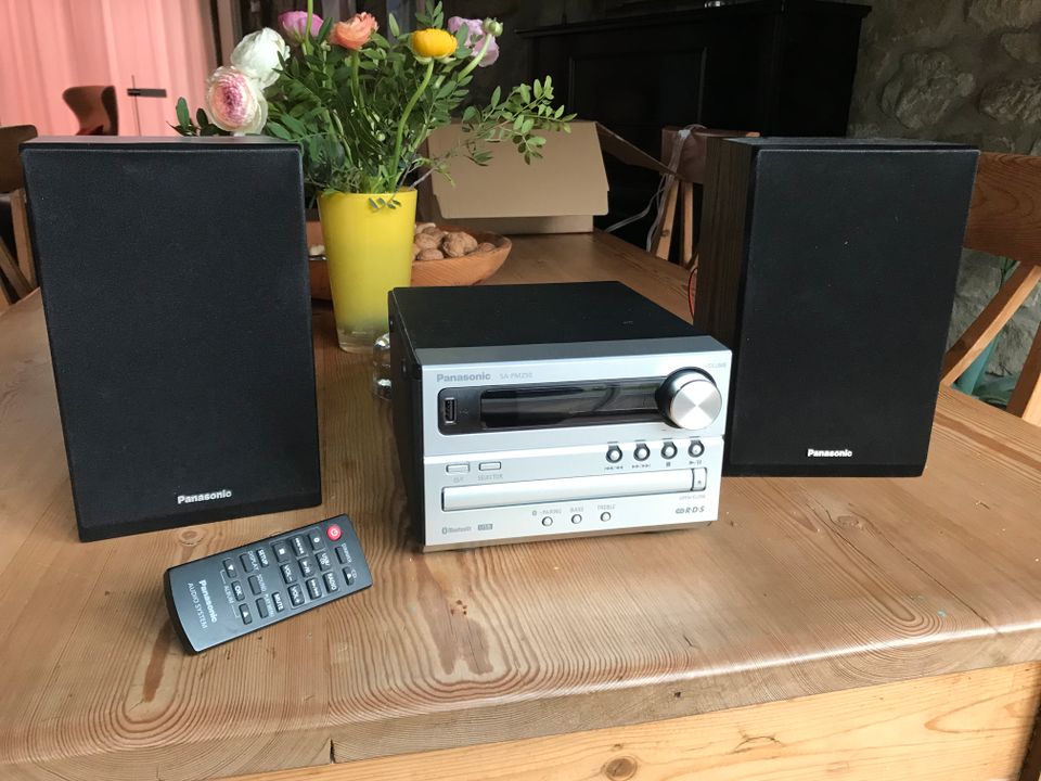 Kleine Musikanlage mit CD und Fernbedienung in Rüthen