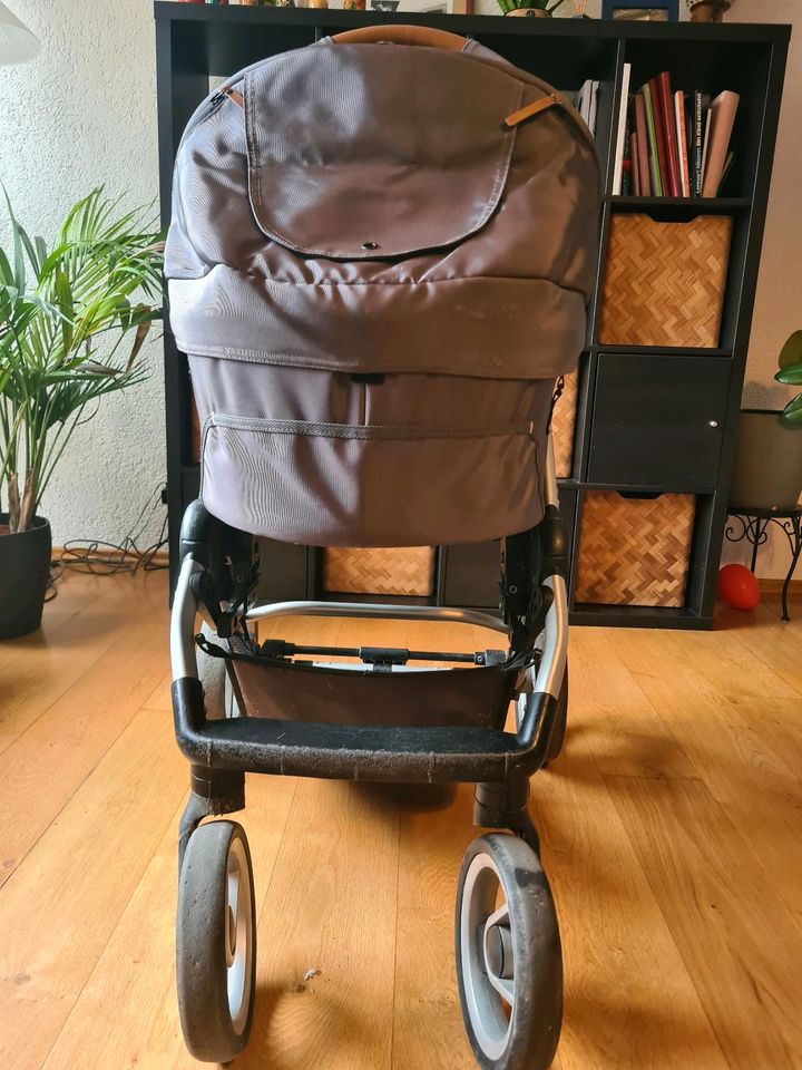 Kinderwagen Mutsy Evo grau mit viel Zubehör in Neusäß