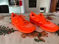 Sneaker von NIKE in neonorange Dresden - Striesen-West Vorschau
