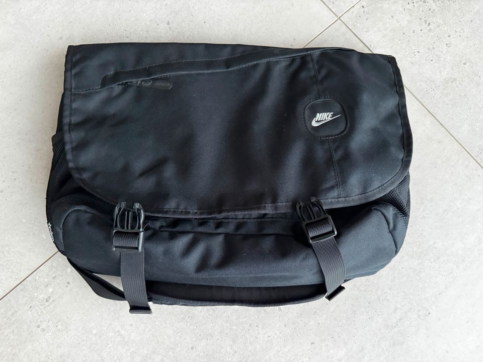 Nike Messenger / Laptop-Tasche + Nike Gürteltasche - Neu! in Berlin -  Treptow | eBay Kleinanzeigen ist jetzt Kleinanzeigen