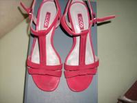 Elegante rote Nubuk-Sandalen mit Keilabsatz in Größe 36 Sachsen - Crimmitschau Vorschau