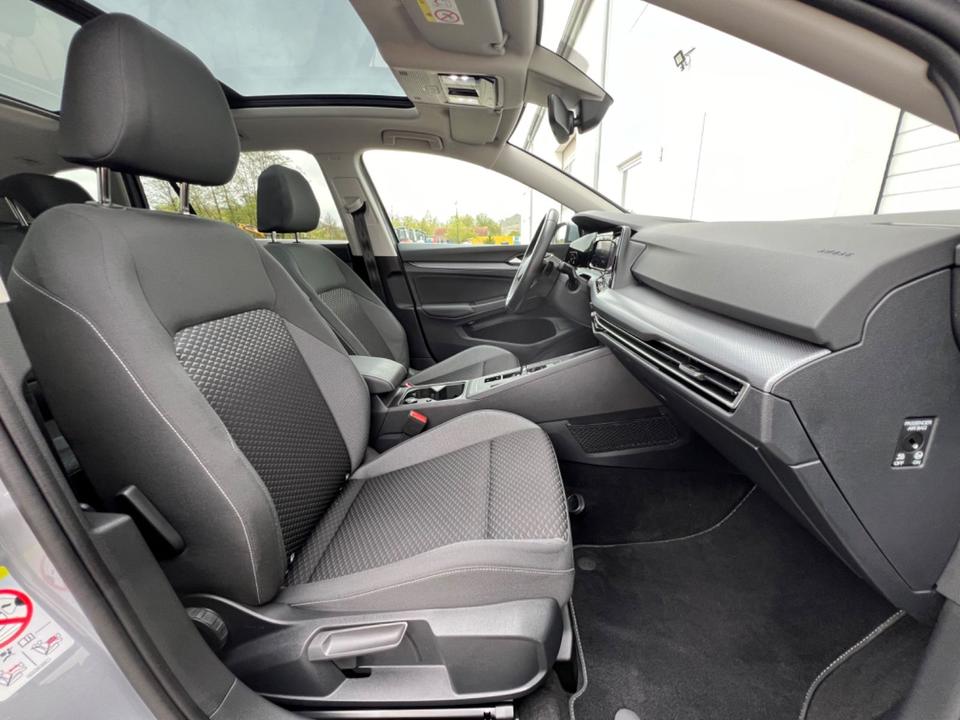 Volkswagen Golf VIII 1.5 eTSI/LED/AHK/Pano/Standh/ACC/R-Kam in Hünfeld
