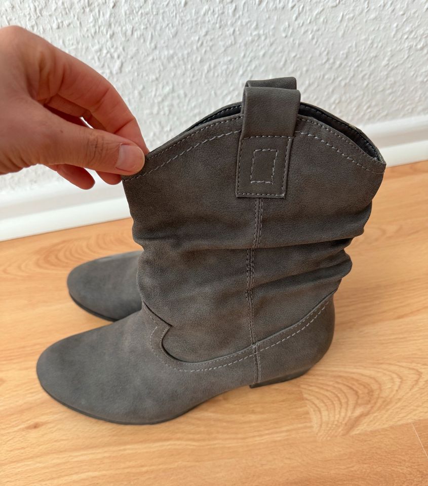 Jumex Stiefel grau Gr. 39 NEU in Düsseldorf