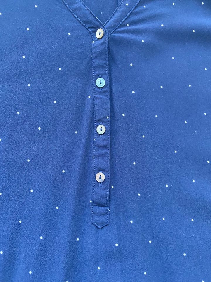 ESPRIT Bluse blau mit weißen Punkten Gr. 44 neuwertig in Halle