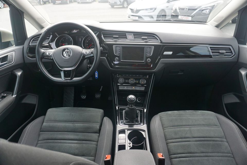 Volkswagen Touran 2.0 TDI Highline LED Navi ACC Sitzheizung in Bautzen