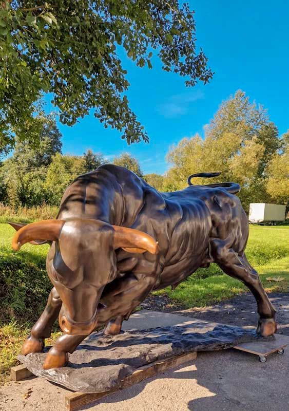 Exklusive Stier-Skulptur aus Bronze mit 360 cm Länge in Berlin