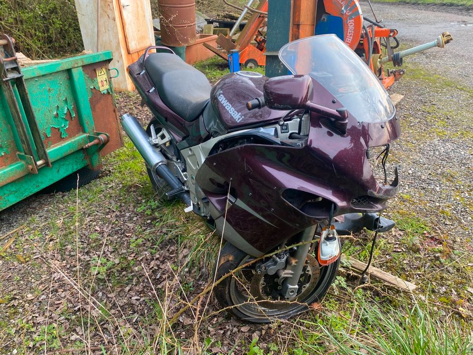 Kawasaki ZZR 600 - Mit Unfallschaden in Ernzen