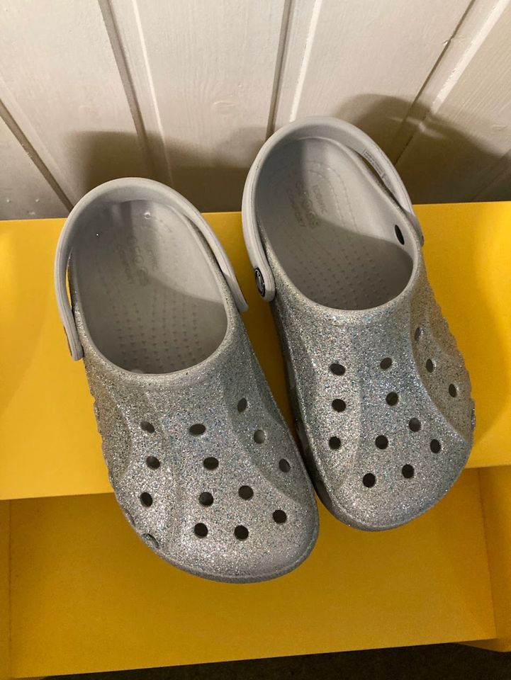 Crocs Baya Glitter Clog 33/34 in Bergisch Gladbach