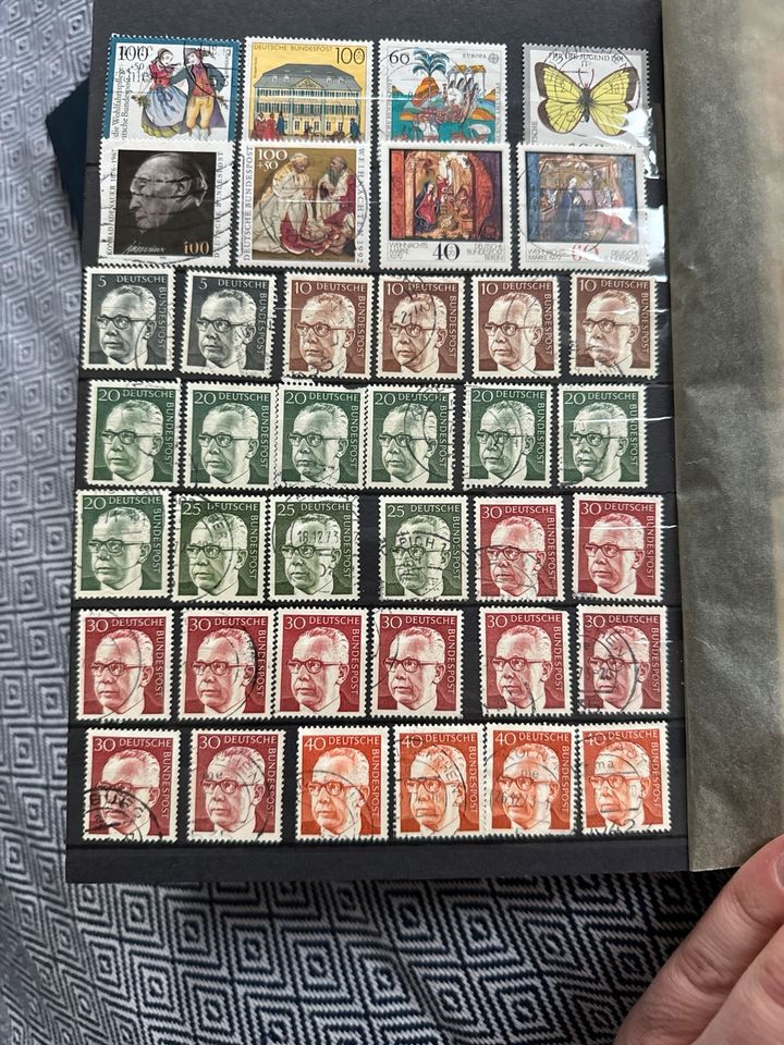 Briefmarken Alben gefüllt in Leipzig