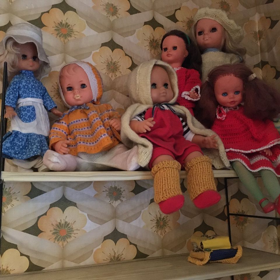 Mehrere Stofftiere, Puppen und Puppenkleidung in Emmering