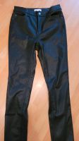 H&M Hose/Jeans Gr. 42 (fällt aus wie 40) schwarz glänzend wie neu Bayern - Biberbach Vorschau