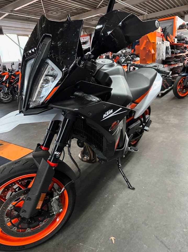 KTM 890 SM-T Supermoto in Winnenden