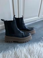 Derbe Stiefeletten Gr. 42 schwarz Leder TAMARIS Hessen - Oberursel (Taunus) Vorschau