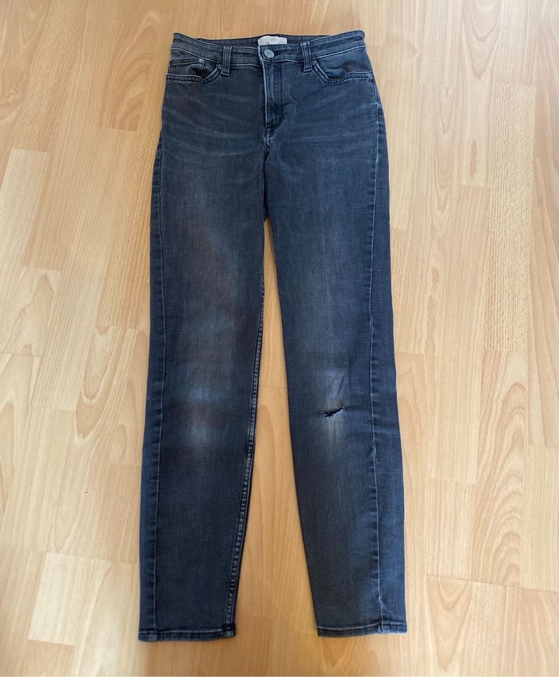 Jeans schwarz Gr.34 H&M          (188x) in Hattersheim am Main