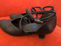 Tanzschuhe Größe 4, sehr preisgünstig anzugeben Sachsen - Radebeul Vorschau
