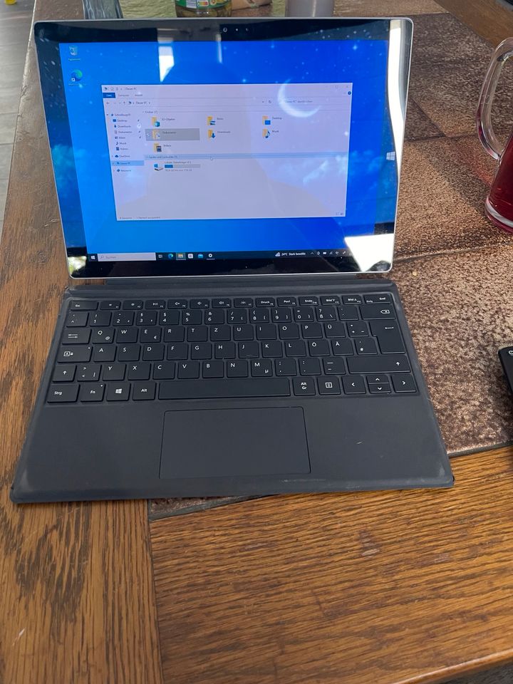 Notebook Microsoft Surfuce Pro mit Tastatur und Windows 10 in Bünde