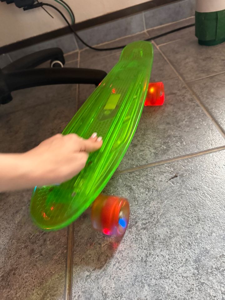 Pennyboard mit leuchtenden Rollen in Erftstadt