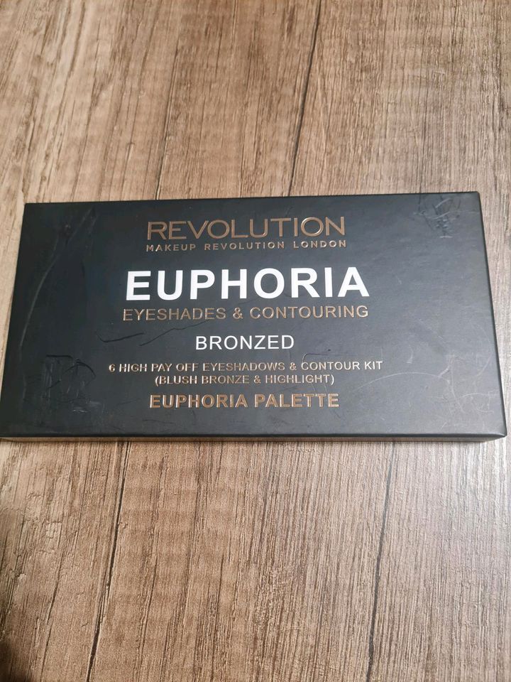 Revolution Lidschatten und Contour Palette "Euphoria" in Eime