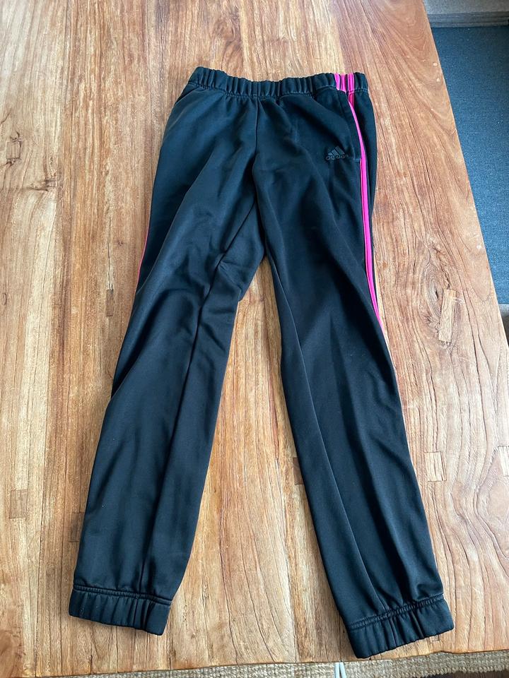 Jogginganzug Adidas schwarz pink Jogginghose Sweatshirtjacke in Fürth