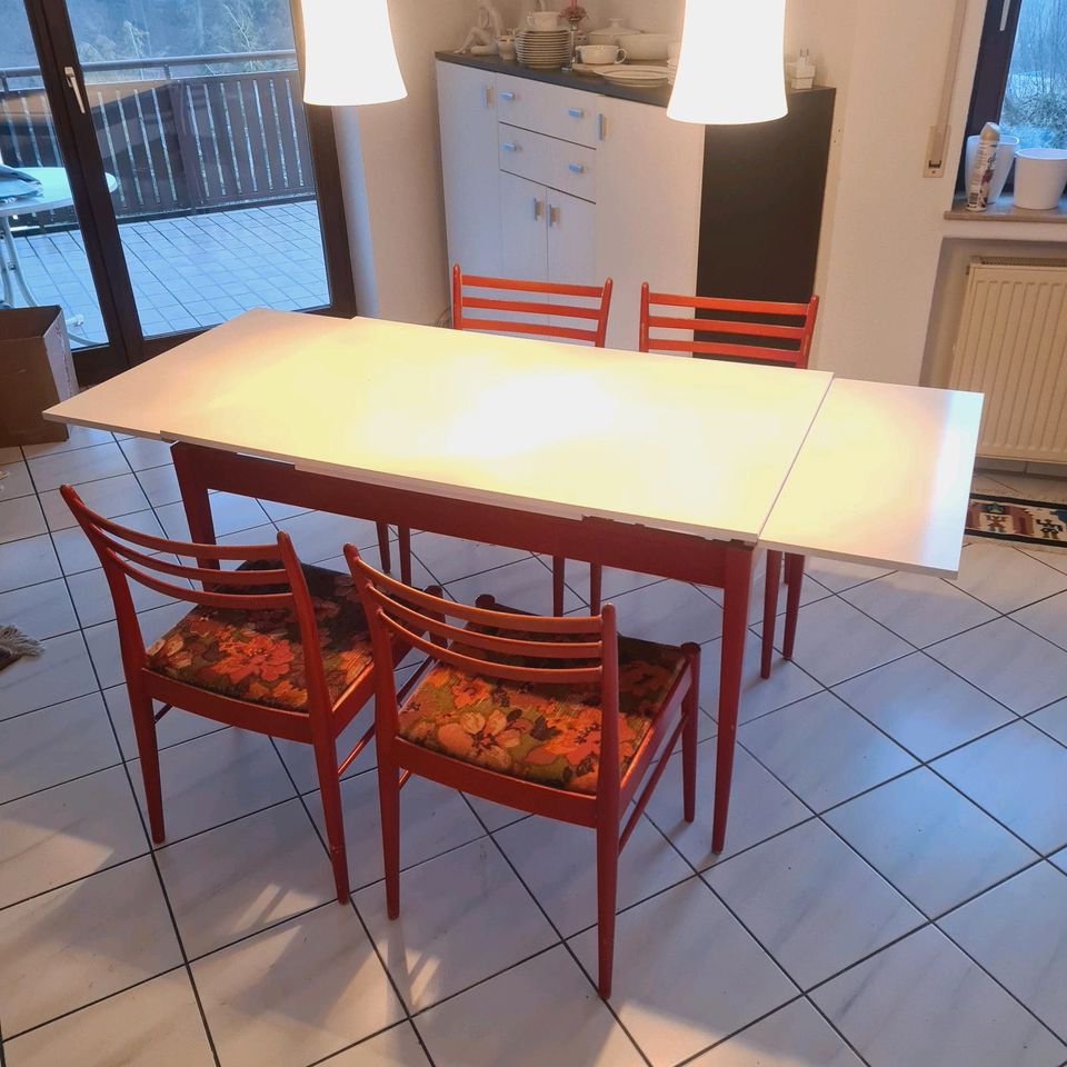 Retro Vintage Essgruppe Esstisch Tisch ausziehbar + 4 Stühle rot in Vöhringen