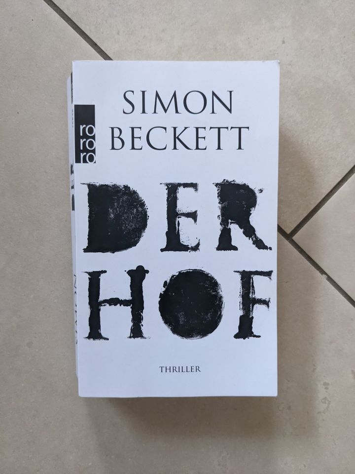 Der Hof von Simon Beckett in Düsseldorf