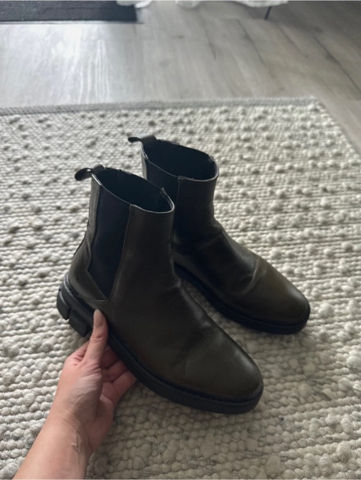 Chelsea Boots EU39 in Khaki in Duisburg