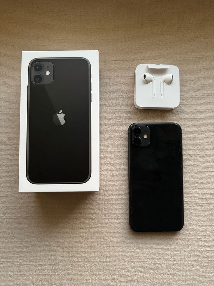 iPhone 11 black 128 GB gebraucht gesprungene Rückseite in Brunnthal