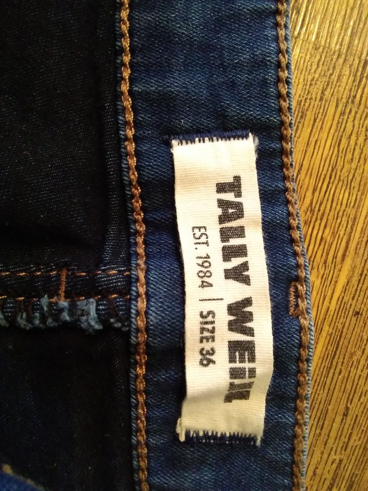 Jeans Short dunkelblau Gr. 36 Tally Welji in Zeil