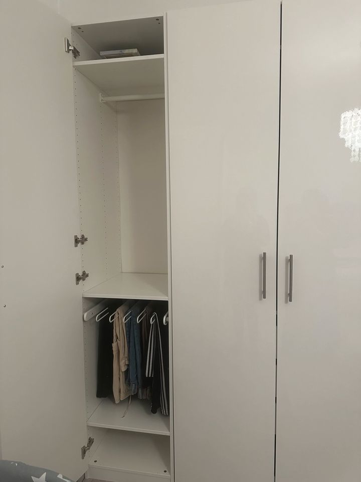 Kleiderschrank von IKEA Hochglanz in Berlin